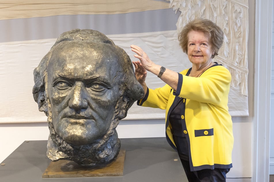 Urenkelin Dagny Beidler streicht über den Kopf ihres übermächtigen Urgroßvaters Richard Wagner.