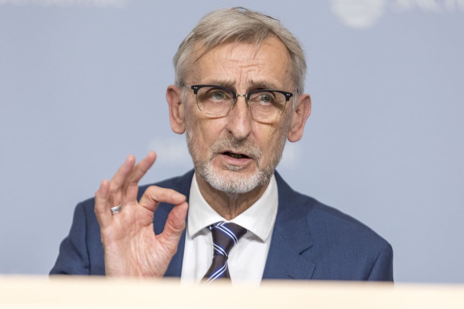 Innenminister Armin Schuster (64, CDU): Die Polizei muss tun dürfen, was sie für die Sicherheit in einer innovativen Gesellschaft können soll.