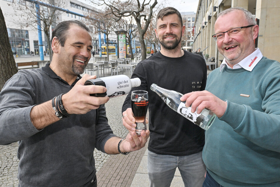 Ulf (58) und Benjamin Kirsten (36) stoßen mit "Menschel"-Chef Stefan Kubitz (49, v.l.) auf die gute Mischung an.