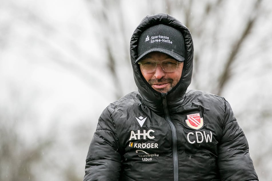 Selbst Pele Wollitz (60) gab sich bei eisigen Temperaturen zum Auftakt dick eingehüllt. Die Ansage an sein Team war dagegen klar.