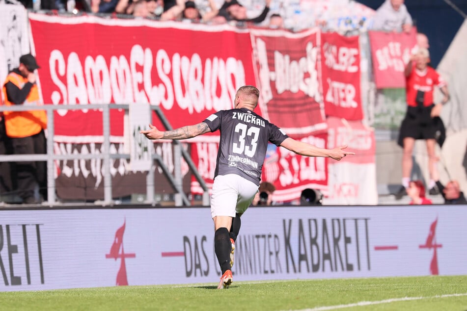 Ausgleich! FSV-Legende Marc-Philipp Zimmermann jubelt nach seinem Treffer zum 2:2.