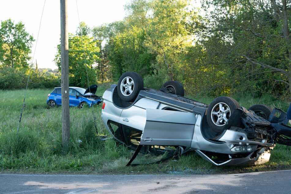 Der BMW landete bei dem Crash auf dem Dach, der Toyota wurde mehrere weit geschleudert.
