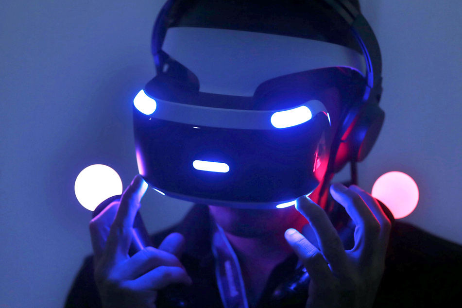 Ein Fachbesucher testet auf der Gamescom mit einer Virtual-Reality-Brille ein Computerspiel. Die Spielemesse findet in diesem Jahr Corona-bedingt ausschließlich online statt.