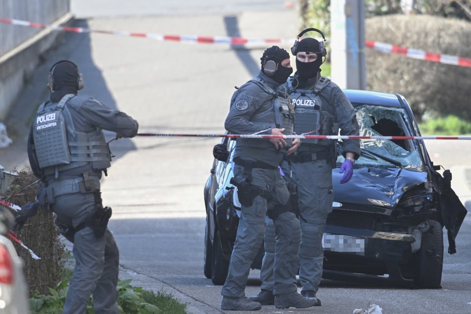 Spezialkräfte sicherten den Todes-Ford. Der Verdächtige Amokfahrer wurde heute einem Haftrichter vorgeführt.