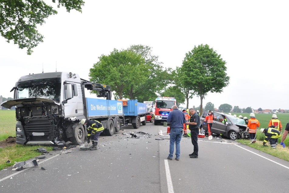Der Autofahrer erlitt schwere Verletzungen und kam in ein Krankenhaus. Der Lkw-Fahrer wurde leicht verletzt.
