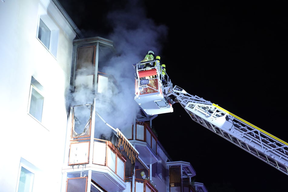 Zwei Trupps kämpften unter Atemschutz gegen den Wohnungsbrand.