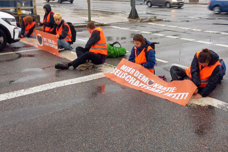 Mehrere Straßen blockiert: "Letzte Generation" setzt Protestaktionen in München fort!