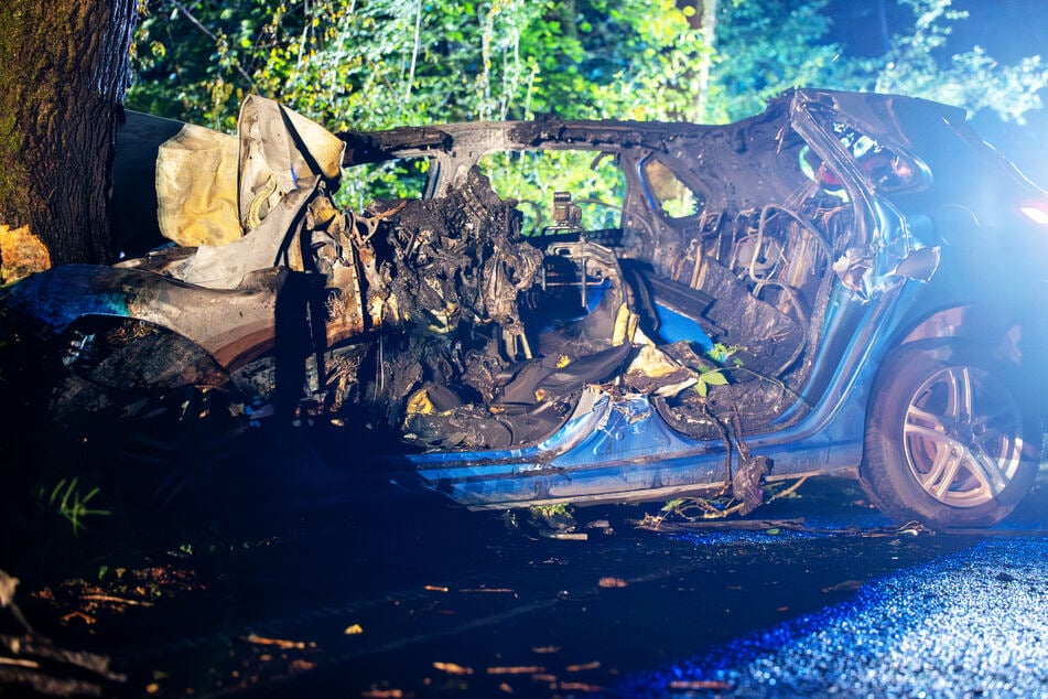 In der Nacht zu Freitag brannte in Mühlheim-Lämmerspiel ein Auto lichterloh, eine 33-jährige Frau starb bei dem Crash.