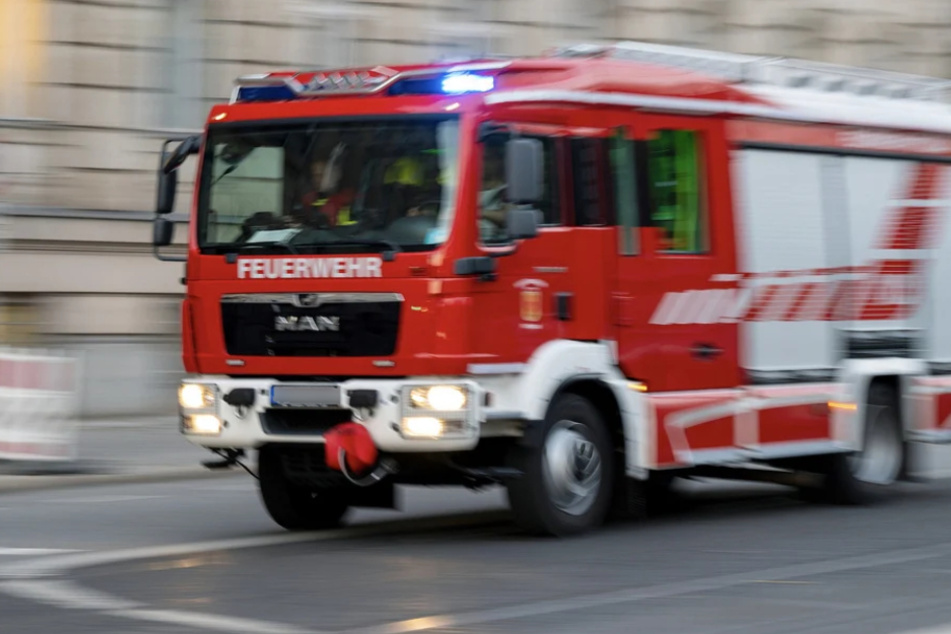 Feuerwehreinsatz in Zwickau: Dachstuhl von Industriebrache in Brand