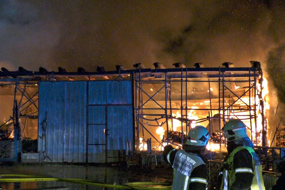 Die Feuerwehr löschte den Lagerhallenbrand in Wuppertal in der Nacht zu Freitag.