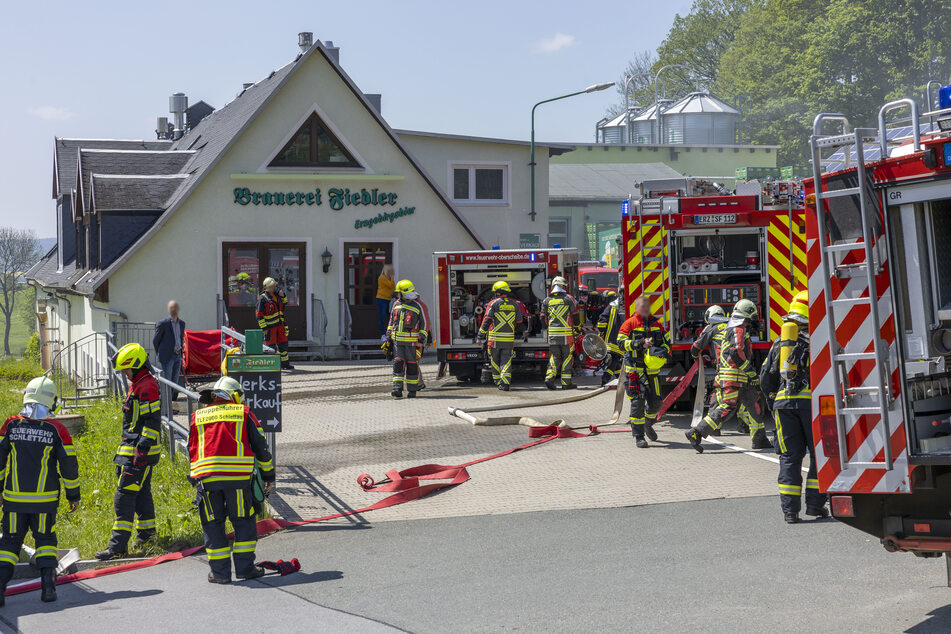Etliche Feuerwehrleute auf einem Brauerei-Gelände im Erzgebirge: Hier brach am Donnerstagnachmittag in einer Garage ein Brand aus.