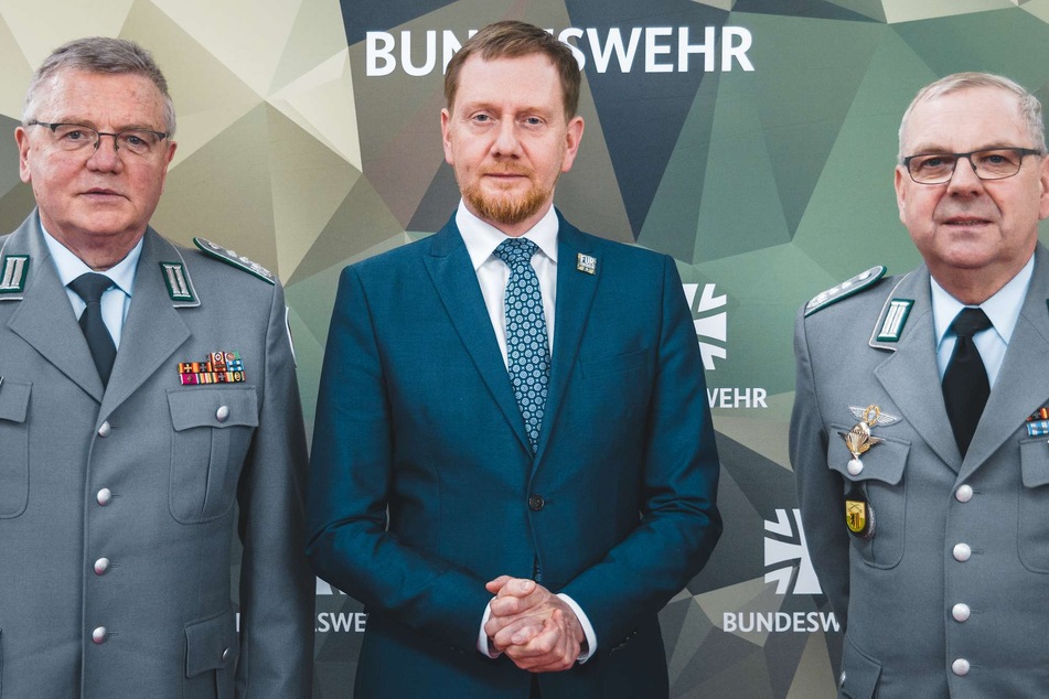 Sachsen Ministerpräsident Michael Kretschmer (47, CDU, M.) war bei der feierlichen Zeremonie dabei. Er dankte dem scheidenden Chef des sächsischen Bundeswehrkommandos für die vertrauensvolle Zusammenarbeit.