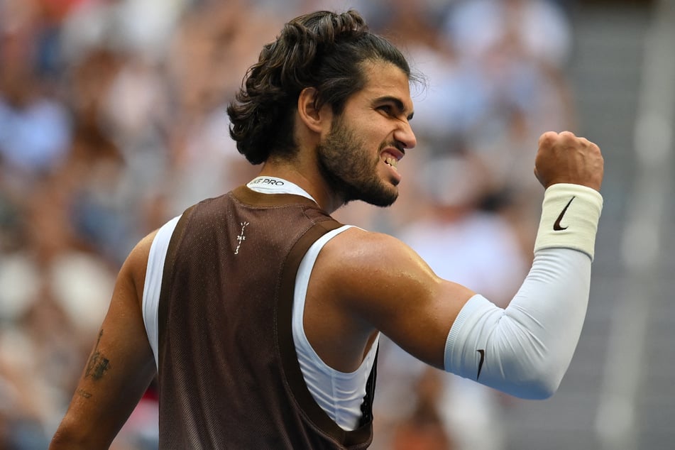 Carlos Alcaraz (23) steht im Achtelfinale der US-Open. Der Spanier nahm aller Kleider-Kritik den Wind aus den Segeln, indem er ein weißes Shirt unter sein Tank-Top zog.