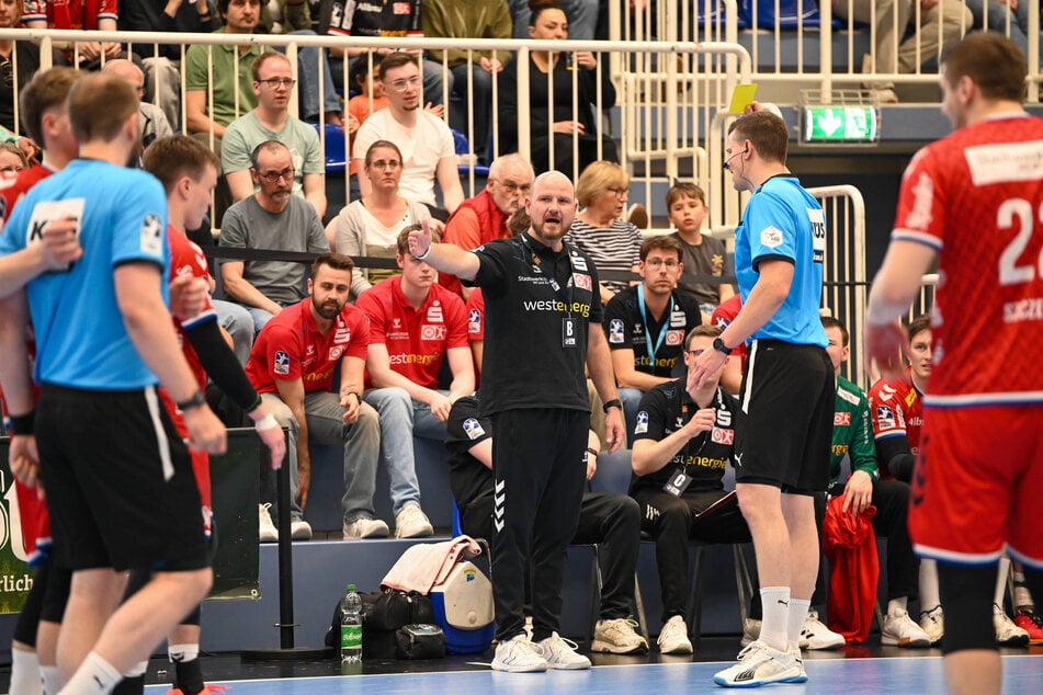 Essens Coach Daniel Haase (42, M.) diskutierte bereits während der Partie gegen den Dessau-Roßlauer HV mit den Schiedsrichtern.