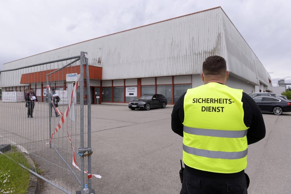 An zwei Standorten hat die Stadt einen Sicherheitsdienst engagiert.