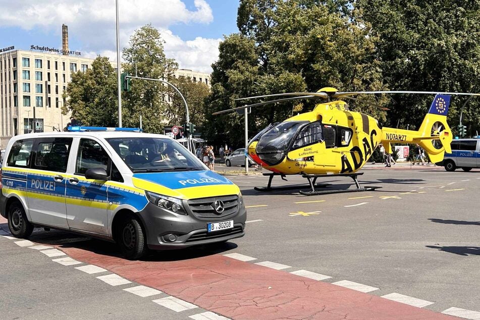 Ein Rettungshubschrauber landete an der Unfallstelle.