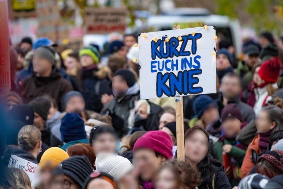 Eine Demo in Dresden aus dem Jahr 2024: Die Demonstranten protestierten gegen Kürzungen im Rathaus. So ähnlich könnte es auch im September 2026 aussehen.