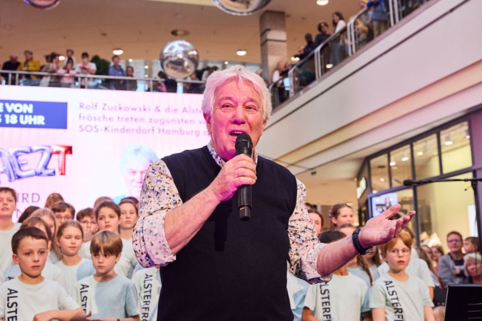 Rolf Zuckowski (78) trat im Alstertal-Einkaufszentrum zugunsten des SOS-Kinderdorf Hamburg auf.