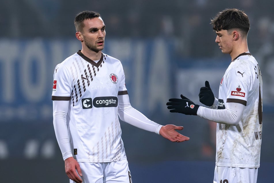 James Sands (24, l.) und Noah Weißhaupt (23) feierten ihr Startelf-Debüt für den FC St. Pauli.