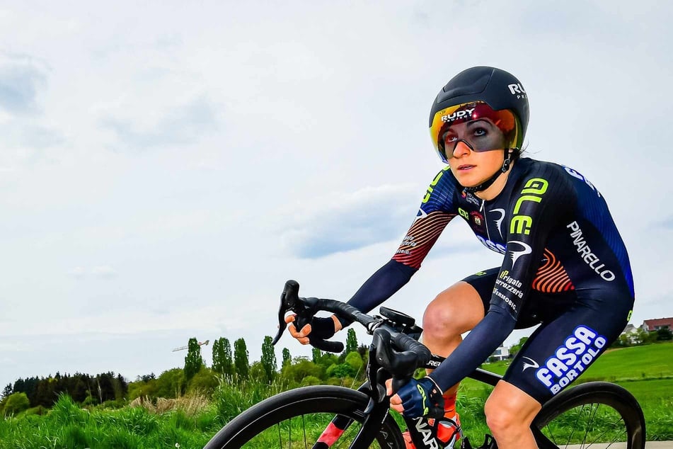 Folgenschwerer Massencrash: Radsportlerin stürzt über Leitplanke und fällt meterweit in die Tiefe