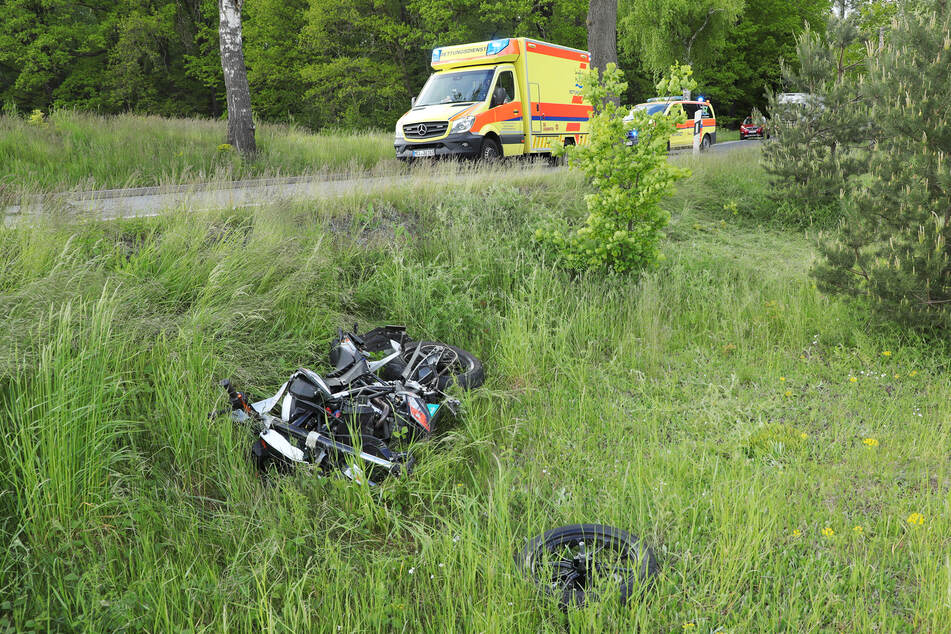 Das KTM-Motorrad verlor sein Vorderrad. Beide Biker wurden vor Ort behandelt.