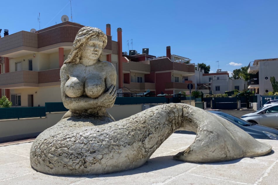 Seit kurzem verschönert diese Statue die Küste der italienischen Gemeinde Monopoli.