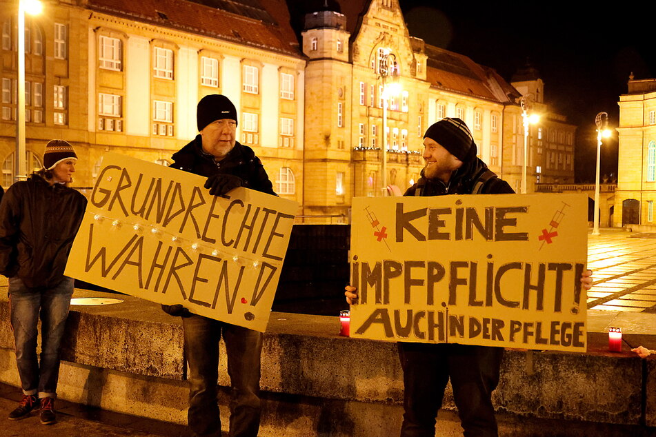 Protestplakate gegen die sächsische Corona-Notfallverordnung: Teilnehmer am "Montagsspaziergang" am 27. Dezember in Chemnitz.