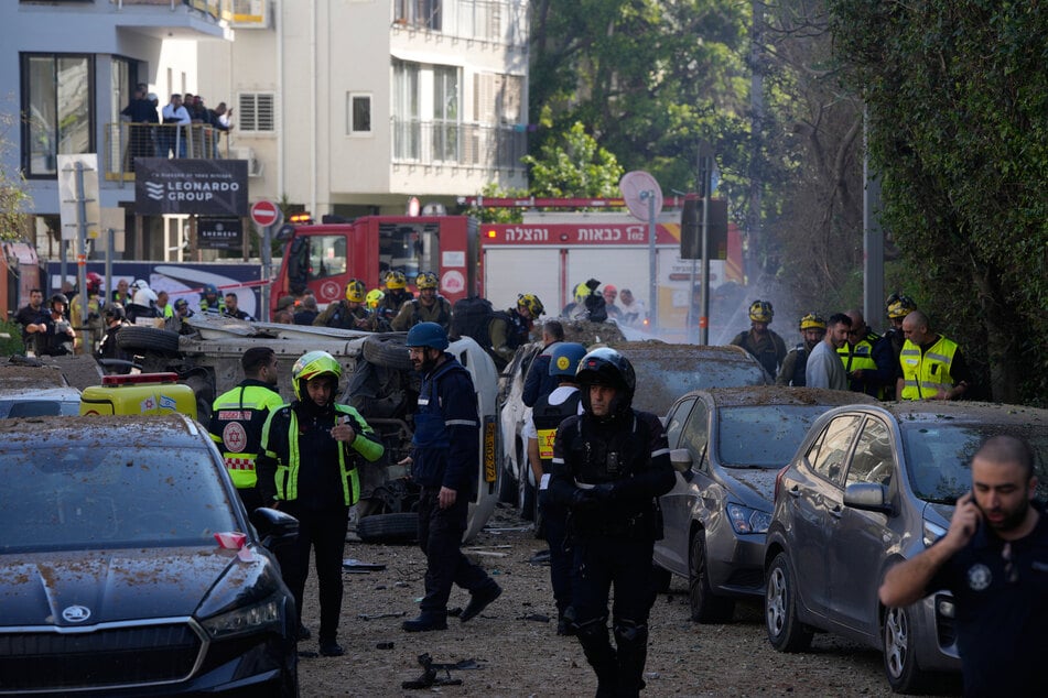 In Israel sind in der Nacht auf Dienstag erneut Raketen aus dem Iran eingeschlagen.