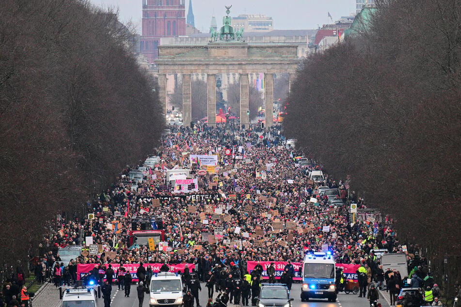 Teilnehmer gehen während einer Demonstration unter dem Motto "Aufstand der Anständigen - Demo für die Brandmauer" auf der Straße des 17. Juni in Berlin entlang.