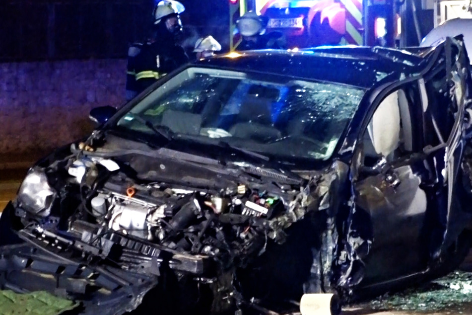 An dem VW Golf entstand großer Schaden, der Fahrer hatte aber Glück: Er wurde nur leicht verletzt.