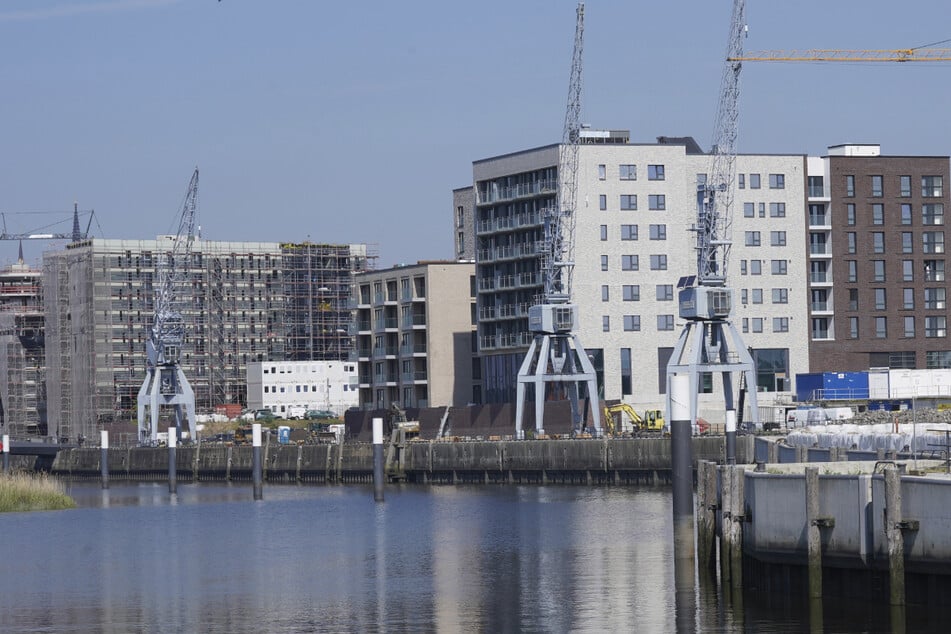 In Hamburg entstehen wie hier in der Hafencity jährlich etliche neue Wohnungen, die Preise steigen aber weiter. (Archivbild)