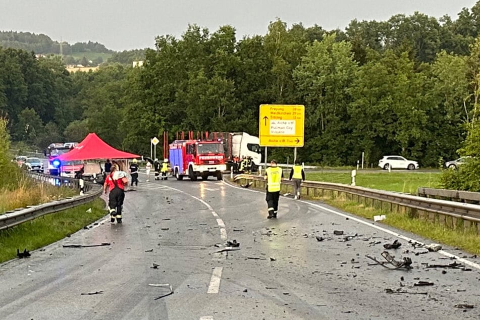 In einer langgezogenen Kurve krachte ein Laster am Mittwochnachmittag bei Aicha vorm Wald beim Überholen mit einem entgegenkommenden Auto zusammen.