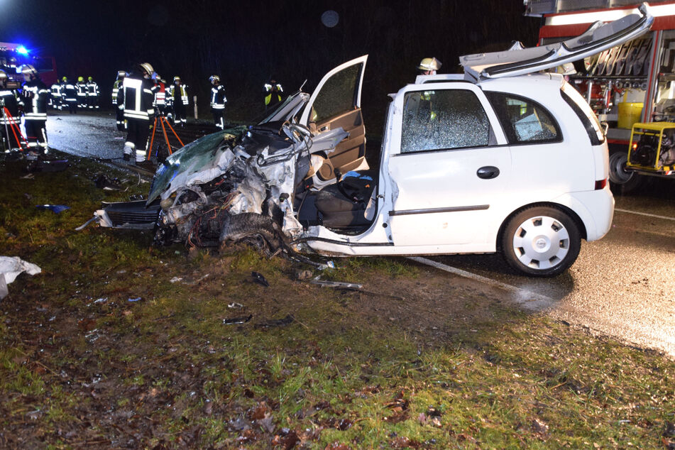 Der Fahrer dieses Opels wurde eingeklemmt und schwer verletzt geborgen.