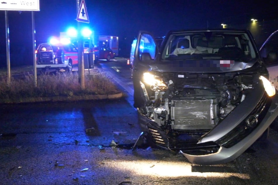 Der silberfarbene Transporter wurde bei dem Zusammenstoß schwer an der Front beschädigt, der Fahrer des Wagens blieb offenbar unverletzt.