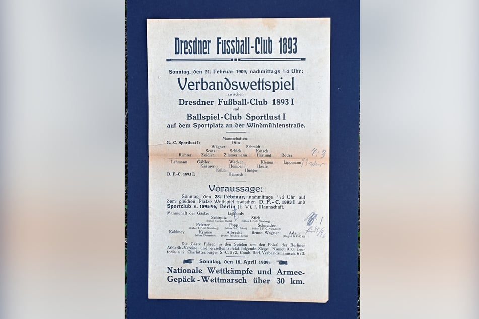 Dieser Zettel in A5-Größe ist vermutlich Dresdens ältestes Stadionprogramm, aufgeführt sind auch die Aufstellungen der Mannschaften.