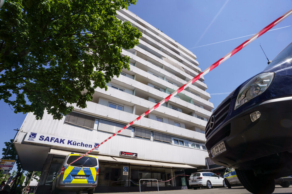 Während der Elfjährige schwer verletzt auf dem Gehweg vor dem Mehrfamilienhaus in der Hanauer Innenstadt gefunden wurde, entdeckte die Polizei die Leiche der Siebenjährigen auf dem Balkon einer Wohnung im neunten Stock.