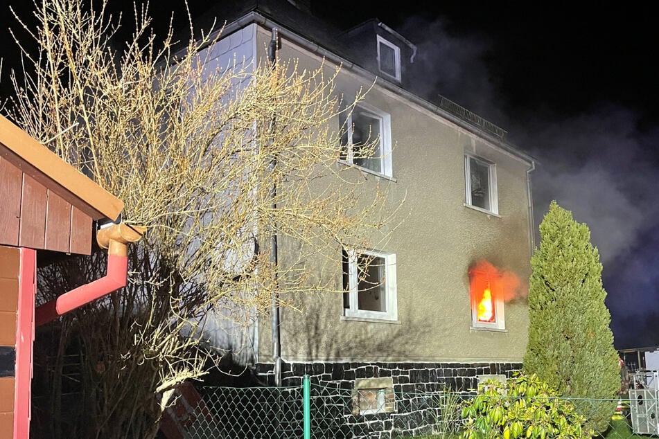 Nach dem Feuer in einem Wohnhaus im Saale-Orla-Kreis laufen die Ermittlungen auf Hochtouren.