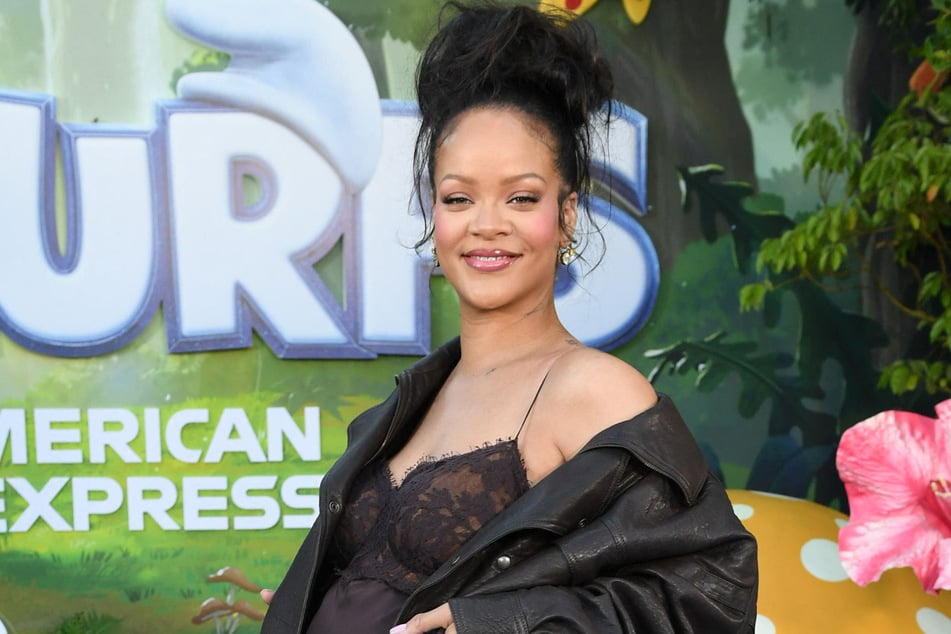 Rihanna went viral with the perfect clap back to a fan who spread rumors that the singer is secretly pregnant with her fourth child.