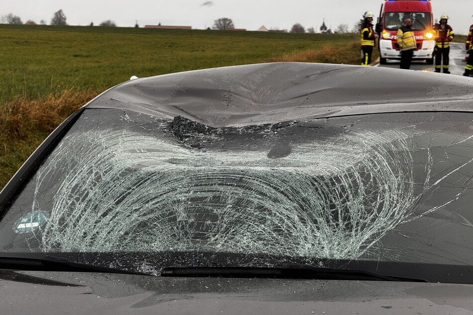 Die Frontscheibe und das Dach des Audi wurden bei dem Unfall auf der Staatsstraße 2227 schwer beschädigt.