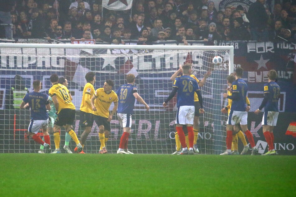 Der passt genau, Kiel geht in Führung.