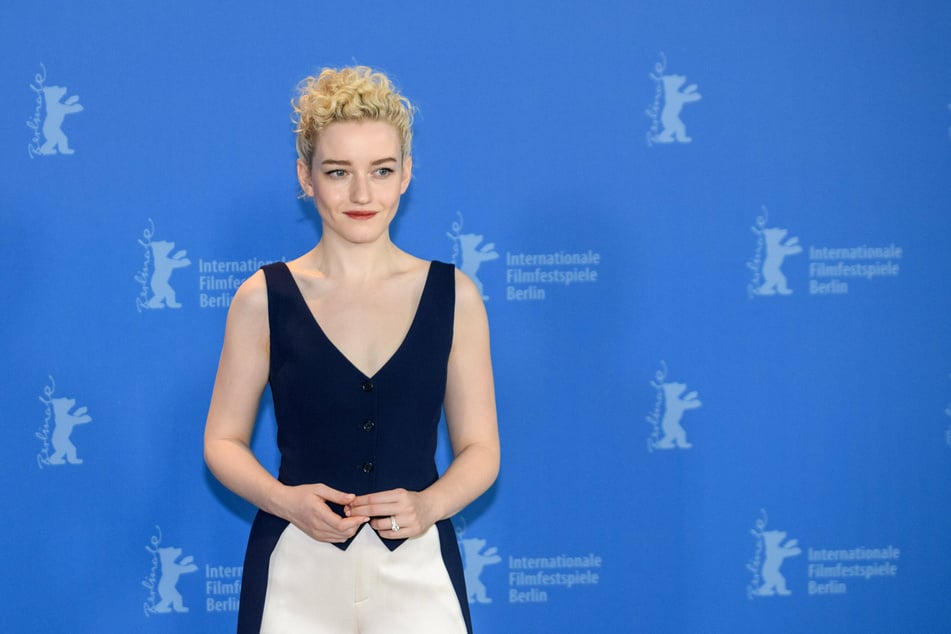 The fans are sure that Julia Garner (26) will play Madonna in the new biopic.