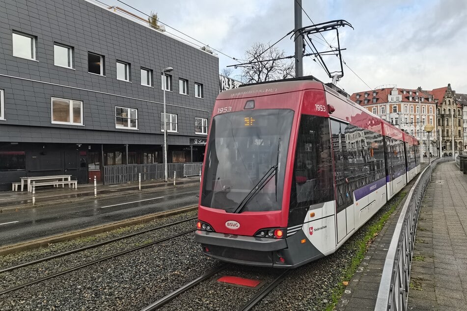 Die Straßenbahn verletzte den gehörlosen Mann schwer. (Symbolbild)
