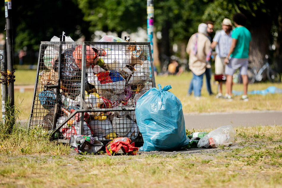Im Volkspark Friedrichshain überquillt ein Mülleimer, da diese nicht mehr für die anfallenden Mengen ausgelegt sind.