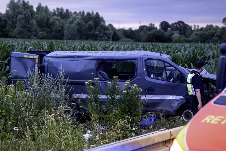 Der Kleinbus landete nach dem Crash im Grünstreifen neben der A2.