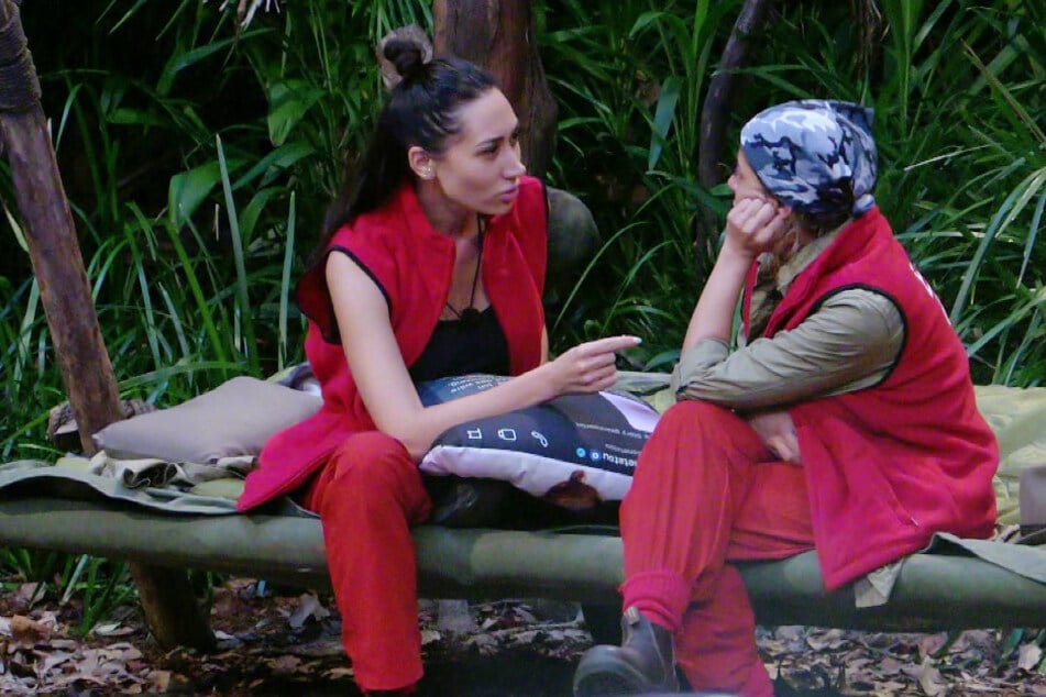 Im Dschungelcamp kam es kurzzeitig zur pikanten Aussprache zwischen Samira (32, l.) und Eva (34).