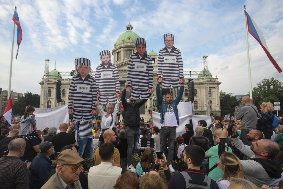 Serbische Demonstranten wollen die führenden Politiker des Landes in Strafkleidung sehen.