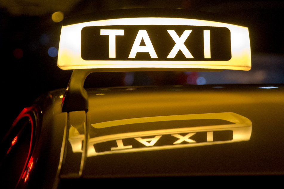 Fahrgäste bedrohen Taxifahrer und wollen ihn ausrauben: Kripo sucht Zeugen