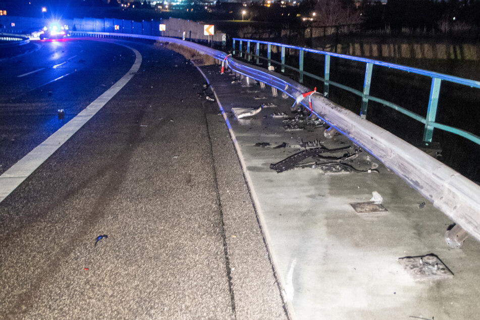 Schrottteile liegen auf dem Standstreifen.