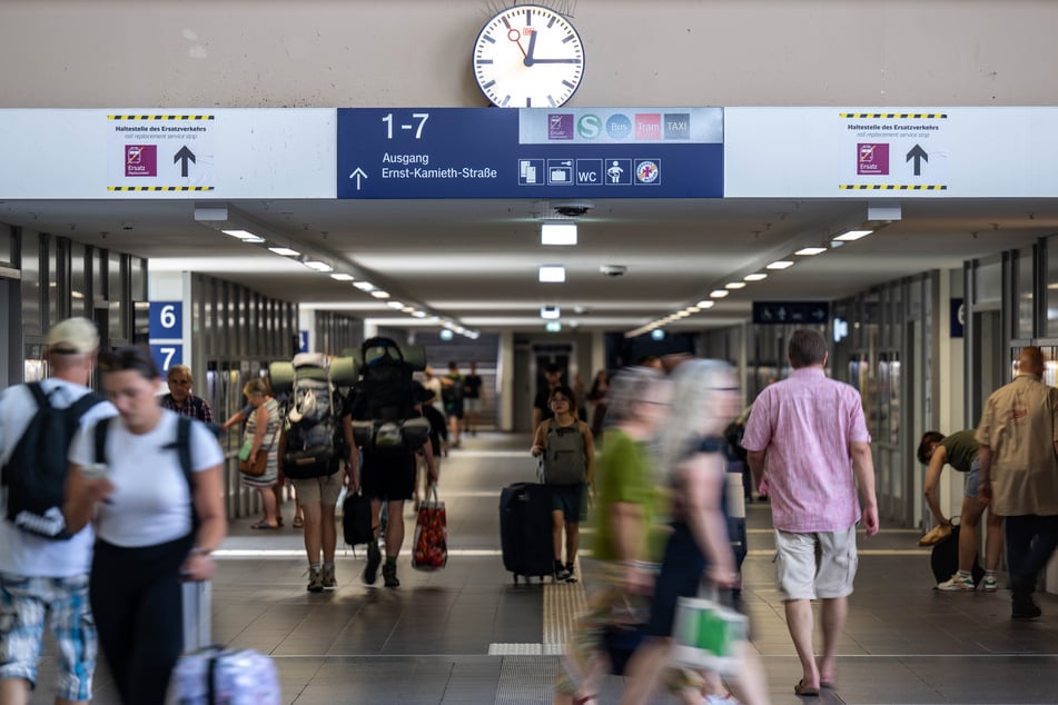 Ein Handydiebstahl führte am Wochenende zur Festnahme zweier Männer am Hallenser Hauptbahnhof. (Archivbild)