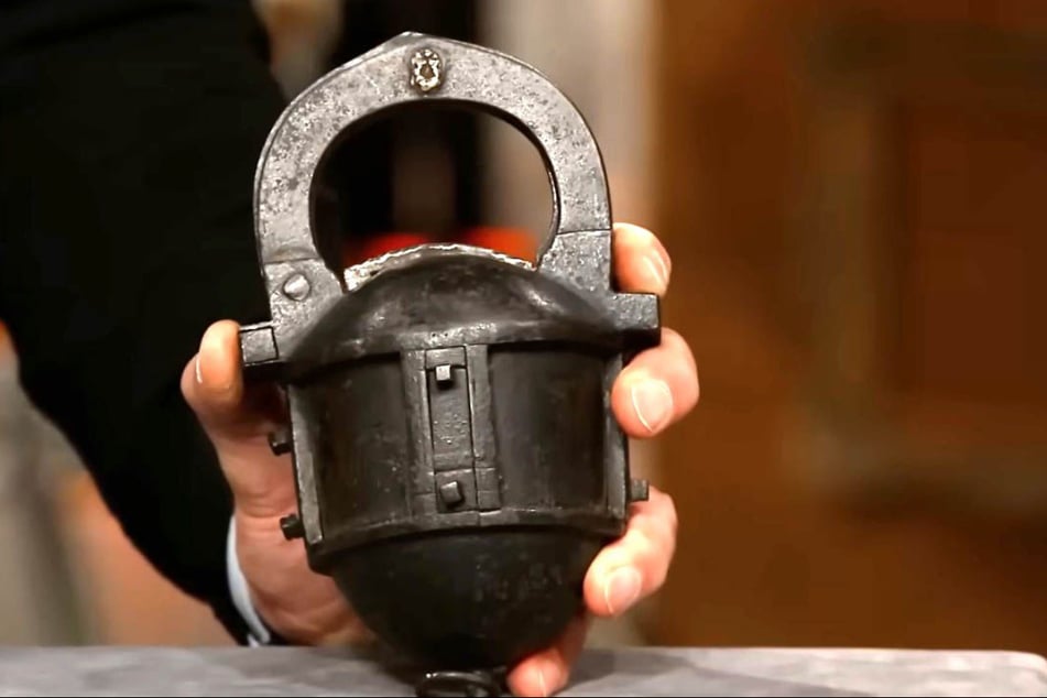 Das defekte Vorhängeschloss soll laut Expertise rund 350 Jahre alt sein.